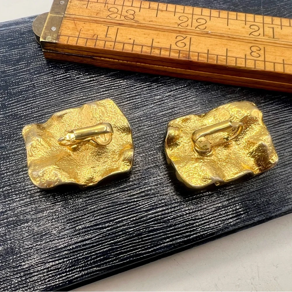 Chunky vintage gold tone clip on earrings geometric abstract crinkled boxy 1980s - Picture 4 of 7